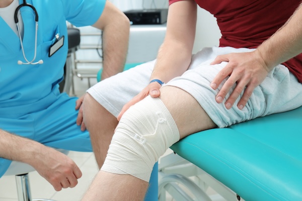 patient with casting on knee