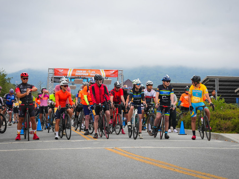 tour de saratoga racers at the start line