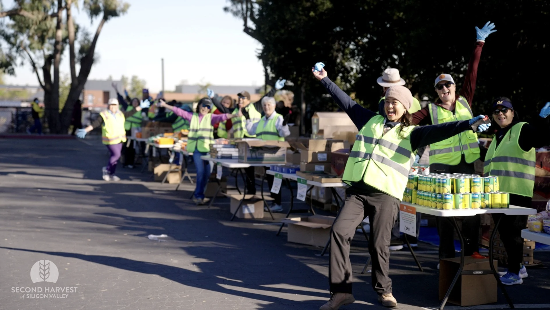 free food distribution volunteers giving food