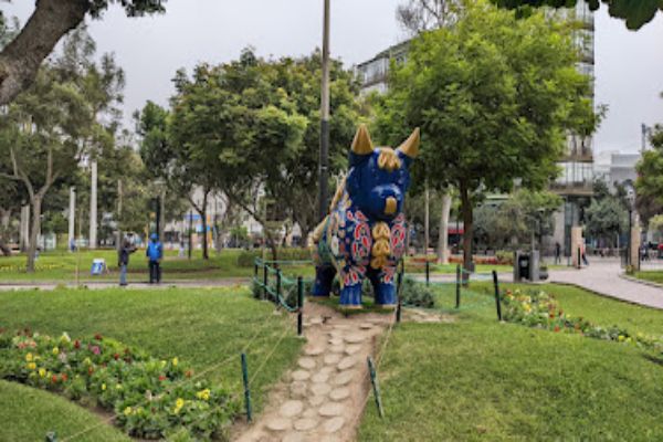 Bull in Lima plaza